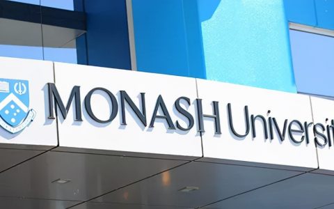 留学生怒撕Monash，学费又要涨！但学校有苦衷……澳洲大学2022年学费集体上涨。