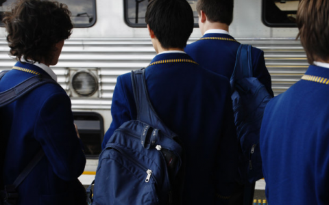 私立学校男孩需要停止不良行为