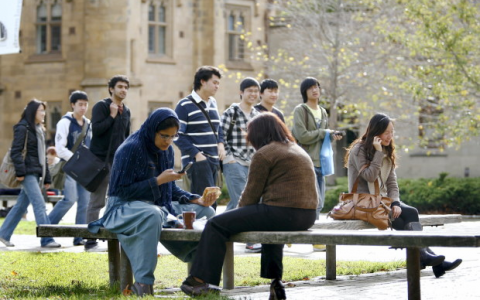 最富有的10个百分点的人上大学的可能性要大三到五倍