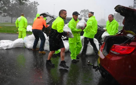 暴雨连连，悉尼也被淹了！民众紧急撤离。直击洪水现场，救援队连夜出动。