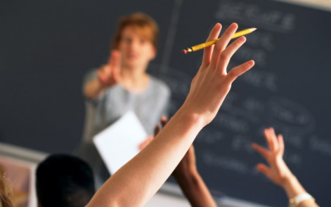 支持教师和提高学生成绩的三个优先事项