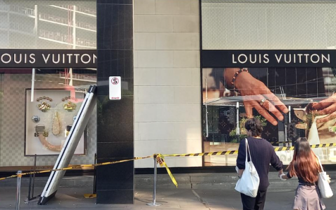 突发！墨尔本打响“0元购”！LV门店大白天被撞抢...